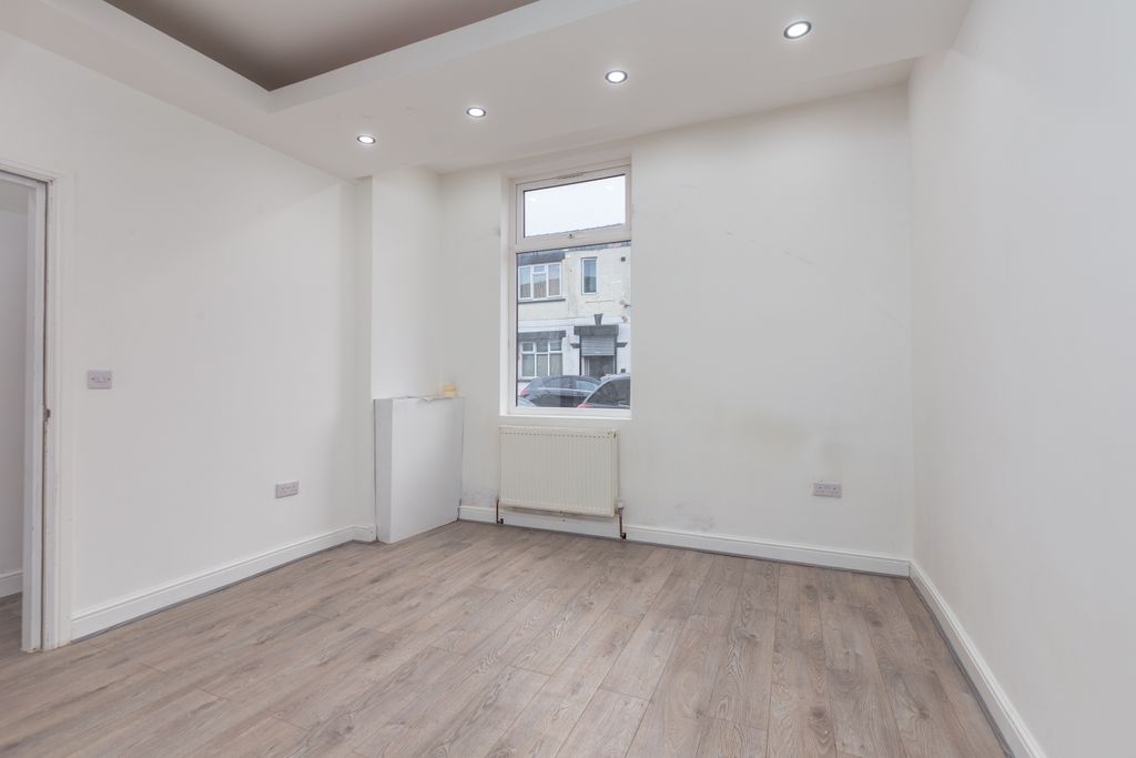 Property photo 2 of 18 Lounge