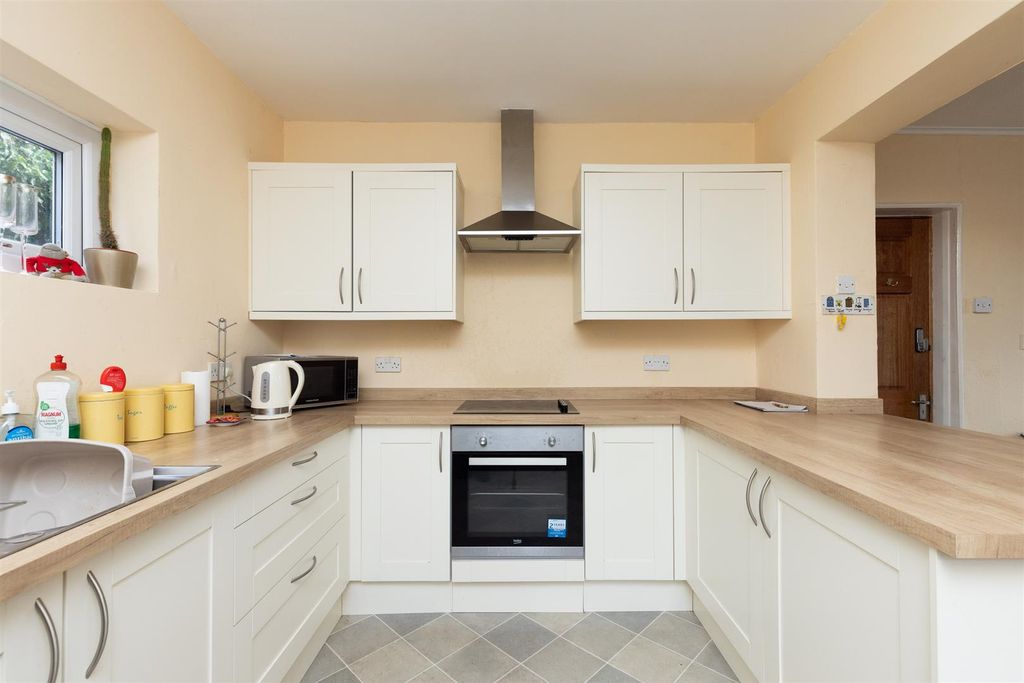Property photo 3 of 17 5Heathside-6.Jpg