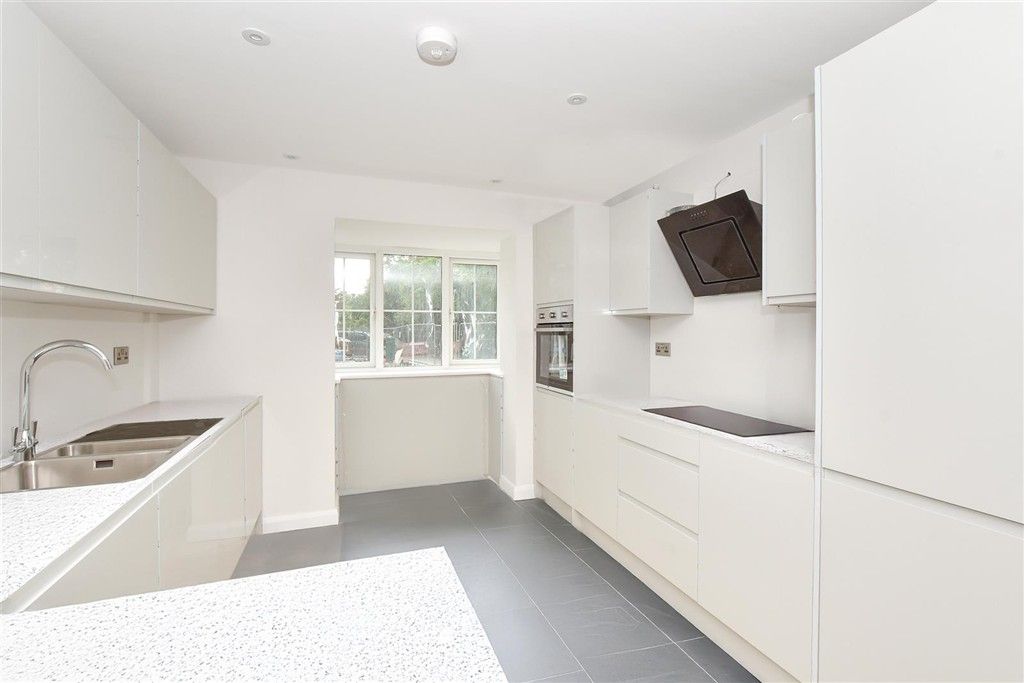 Property photo 3 of 12 Kitchen