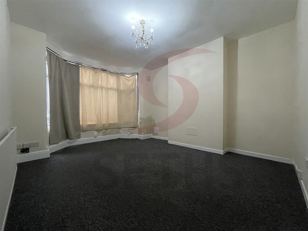 Property photo 3 of 5 Living Space