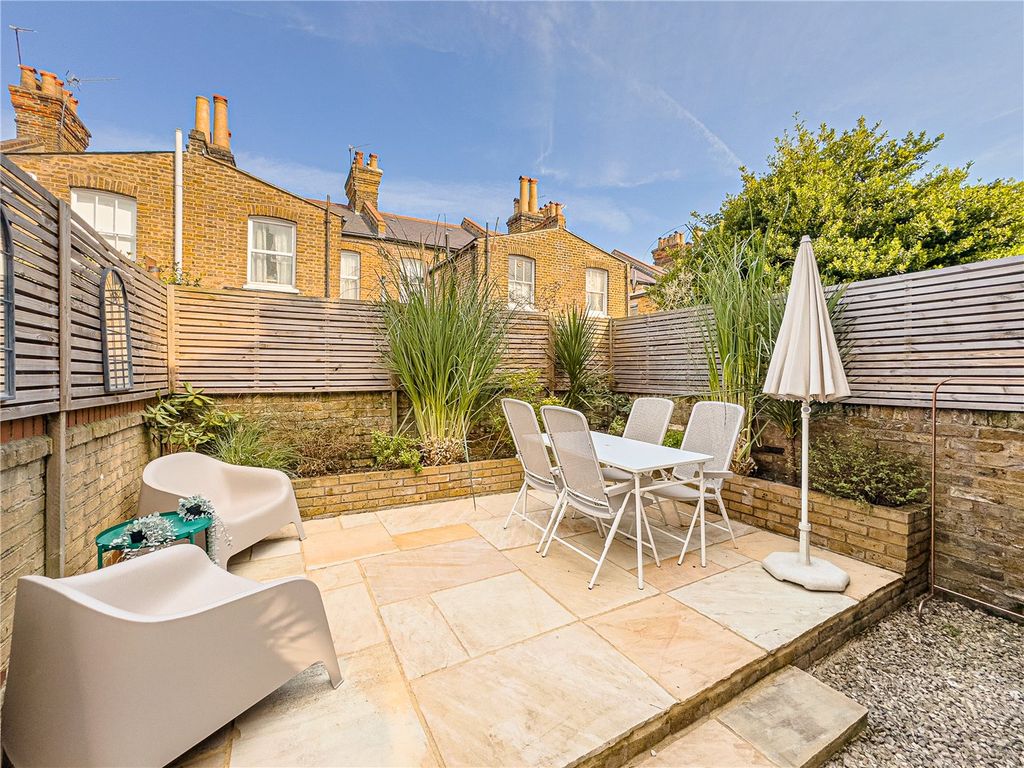 Property photo 2 of 18 Picture No. 16