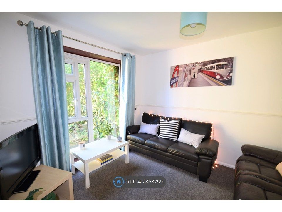 Property photo 3 of 13 Lounge