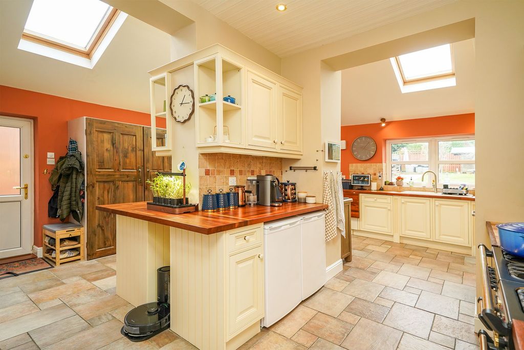 Property photo 3 of 33