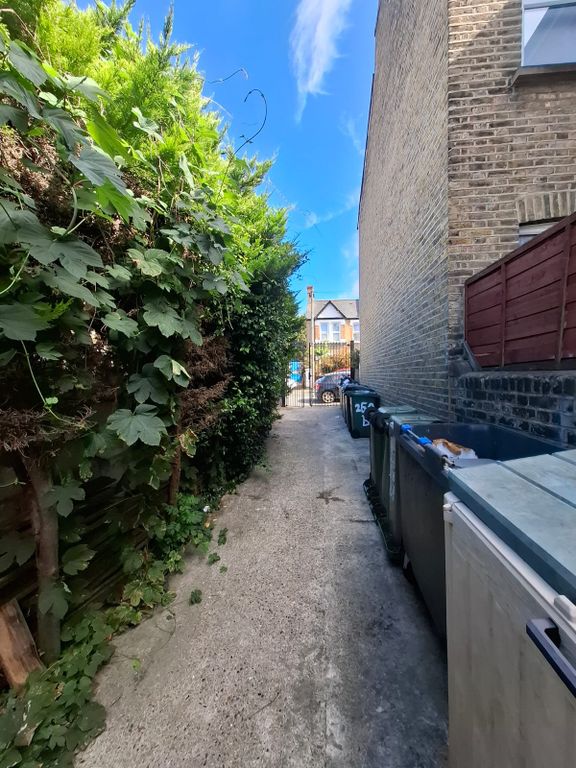 Property photo 1 of 11 2 Bed Flat To Rent Hither Green Lane, London Se13