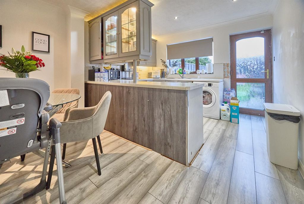 Property photo 2 of 12 Highfield St 4.Jpg