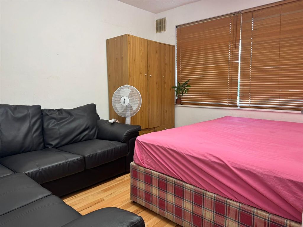 Property photo 2 of 6 1F8E677A-5A7d-4B4d-81A3-B39E6d2c5Ad4.Jpg
