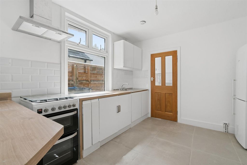 Property photo 2 of 11 Fairlawn Road Sw19 Kitchen 1