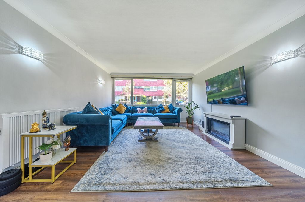 Property photo 3 of 19 Living Room