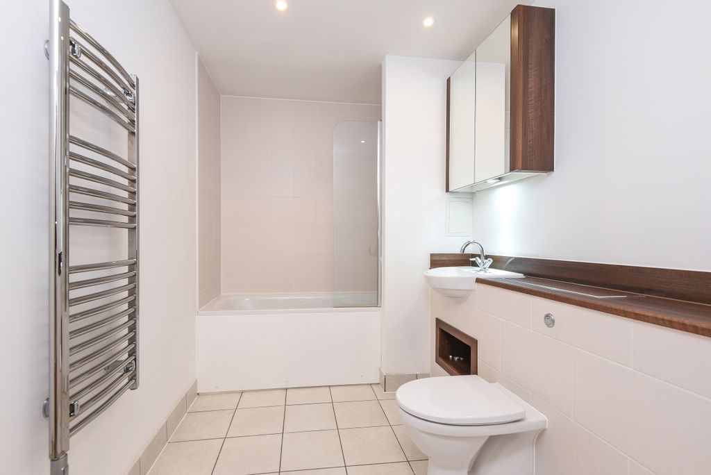 Property photo 2 of 10 Bathroom