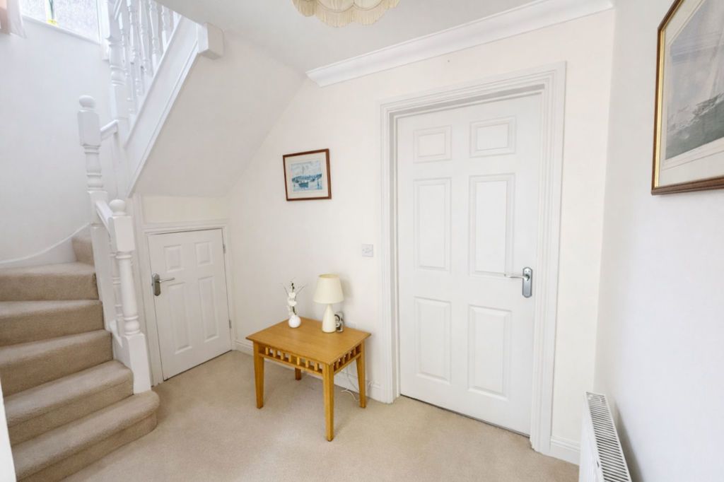 Property photo 2 of 18 Entrance Hall