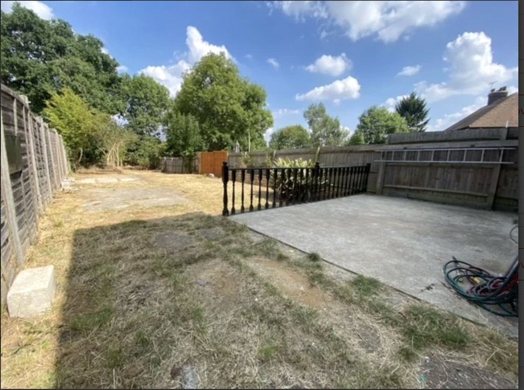 Property photo 2 of 8 Garden