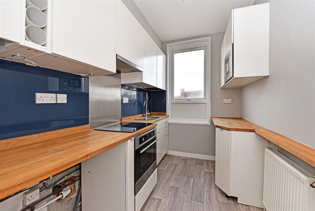 Property photo 3 of 8 Kitchen