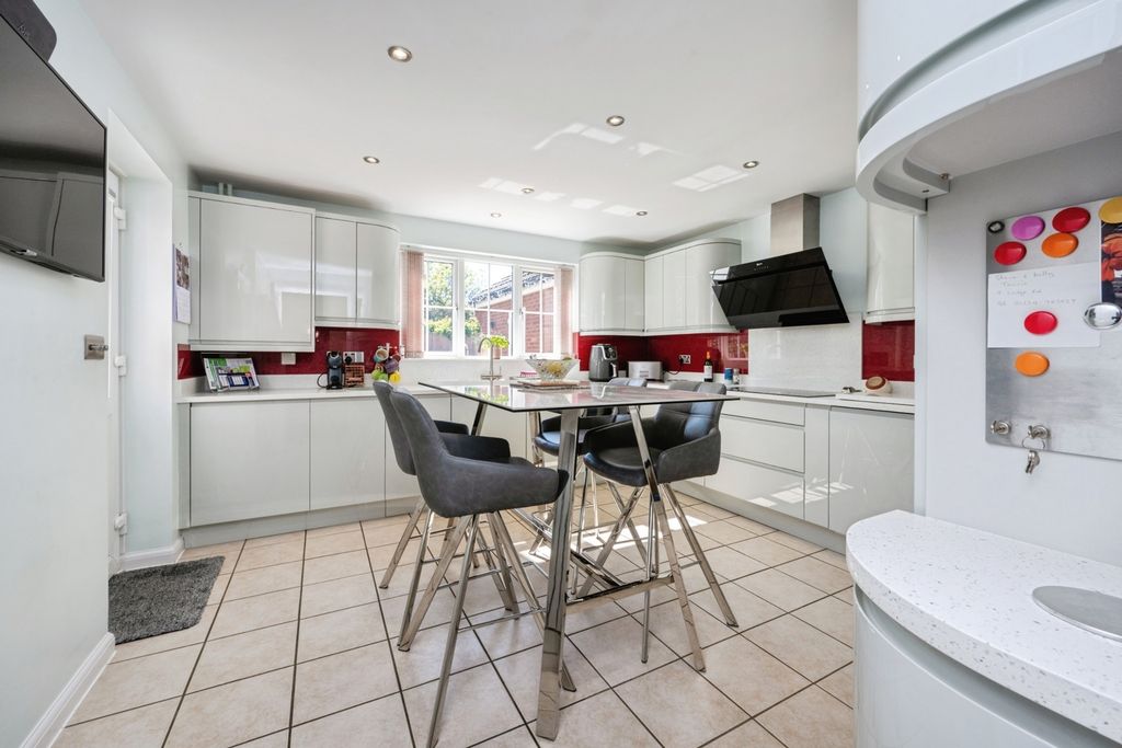 Property photo 2 of 25 Kitchen/Diner