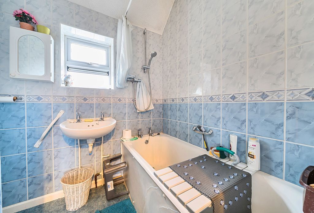 Property photo 2 of 14 1365464-17-68ee68...