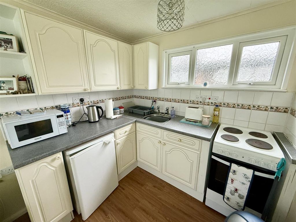 Property photo 3 of 8 Kitchen