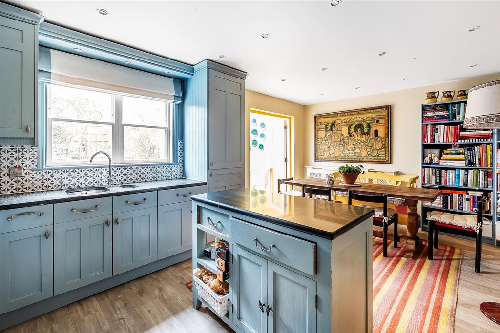 Property photo 2 of 18 13-Lavender-Close-13.Jpg