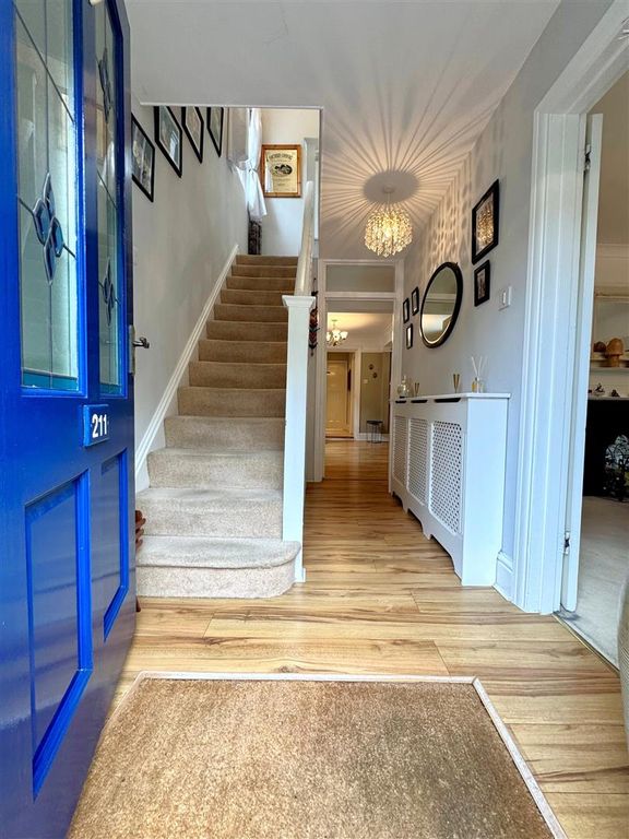Property photo 2 of 27 Hallway.Jpg