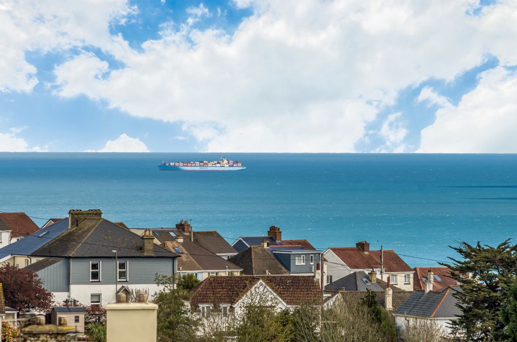 Property photo 1 of 18 1 - Sea