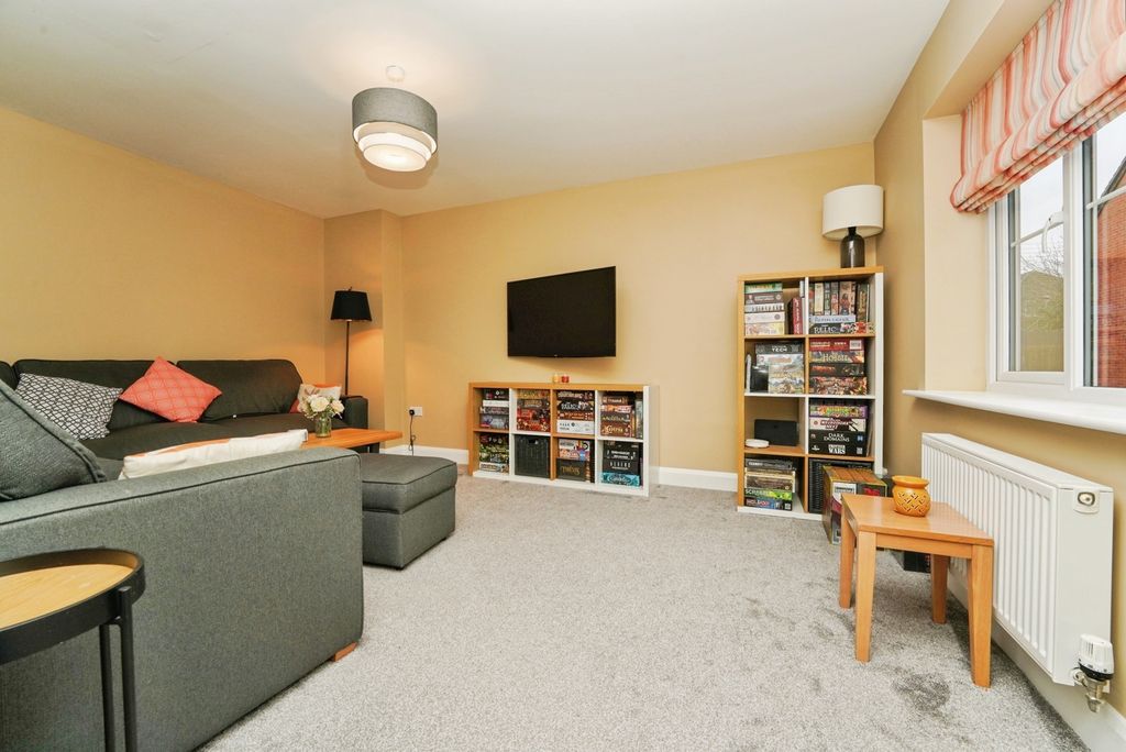 Property photo 2 of 16 Lounge