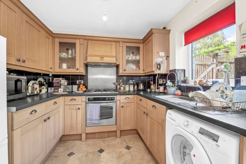 Property photo 2 of 11 Kitchen