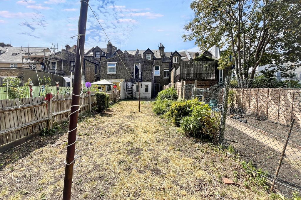 Property photo 2 of 21 89A Plough Road, Battersea, London Sw11 2Bj