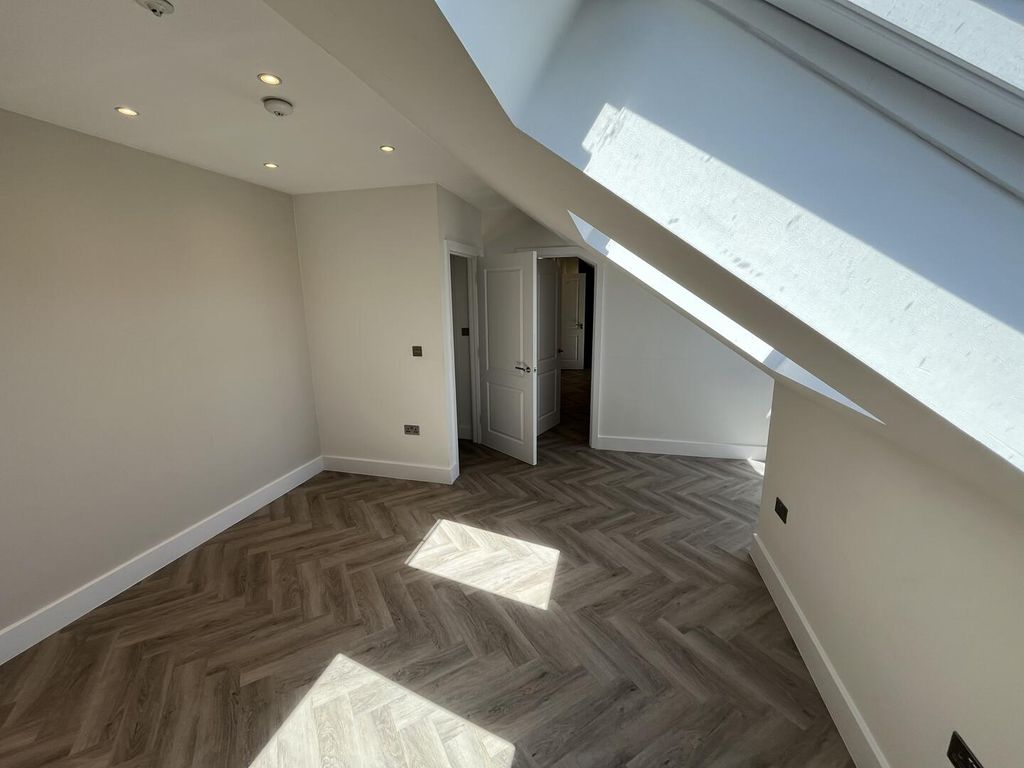 Property photo 3 of 9 Loft