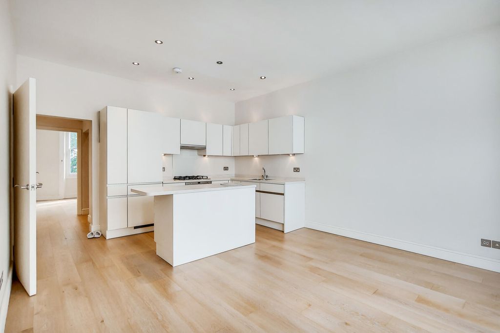 Property photo 3 of 7 Kitchen