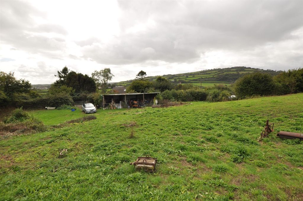 Property photo 2 of 10 Gardens & Grounds