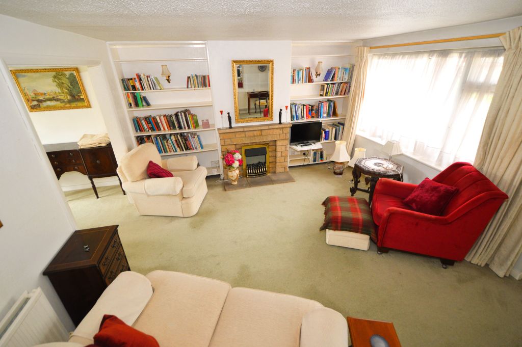 Property photo 3 of 17 Lounge