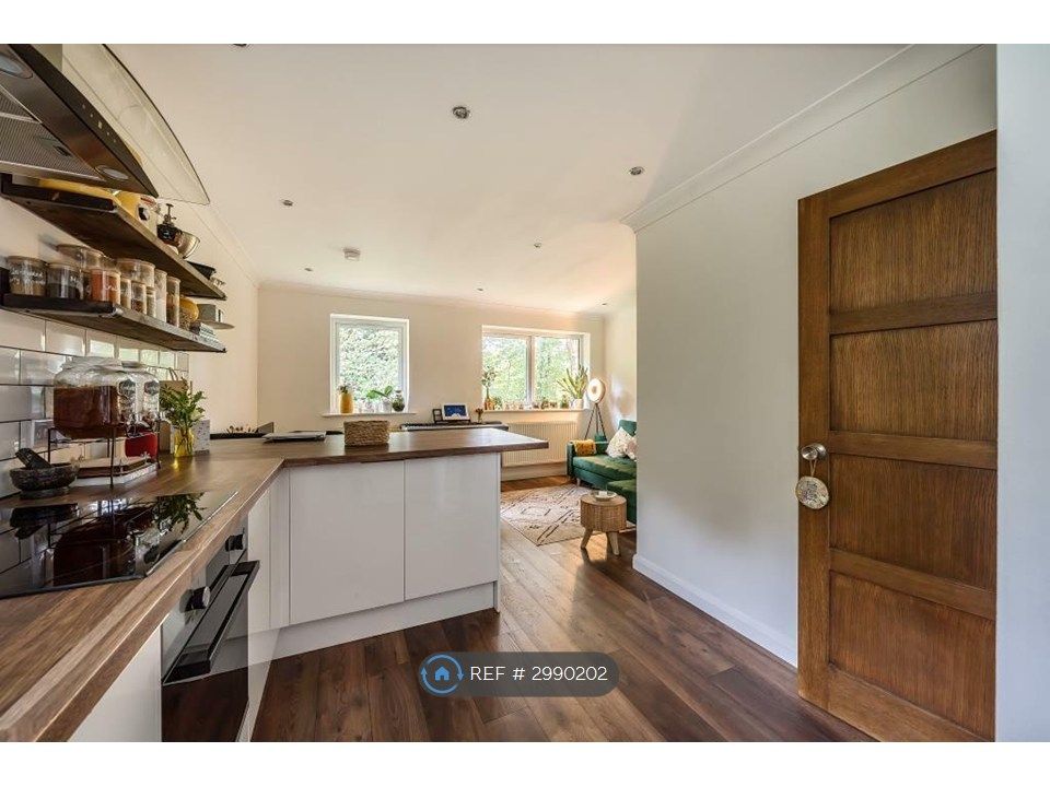 Property photo 3 of 10 Kitchen