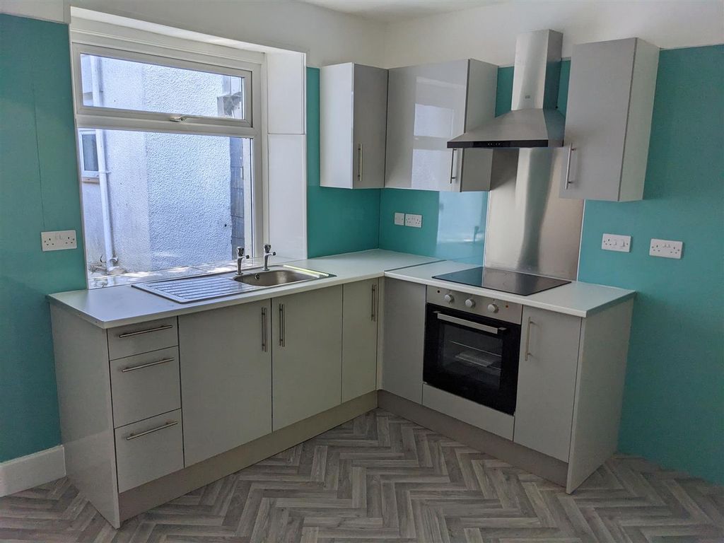Property photo 1 of 7 27A Killigrew Kitchen