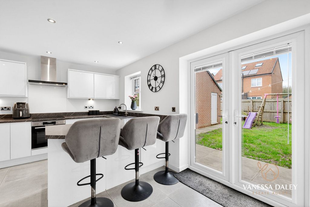 Property photo 3 of 32