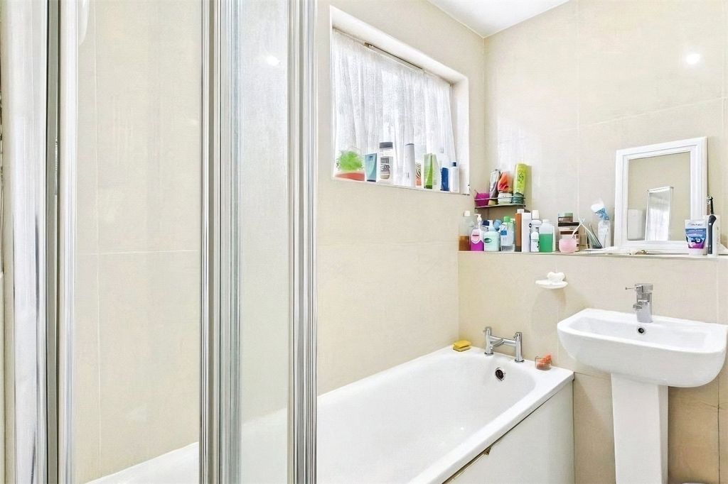 Property photo 3 of 9 Bathroom