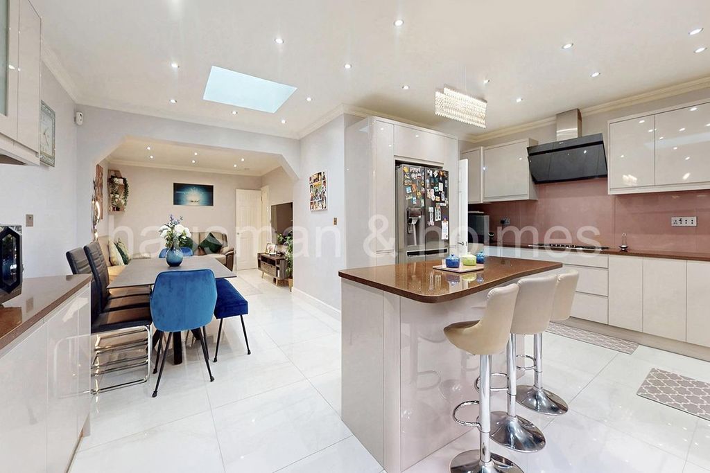 Property photo 3 of 23 W10.Jpg