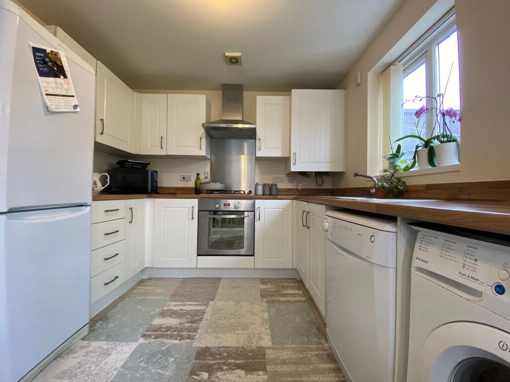 Property photo 3 of 10 Kitchen