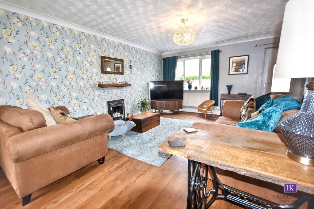 Property photo 2 of 25