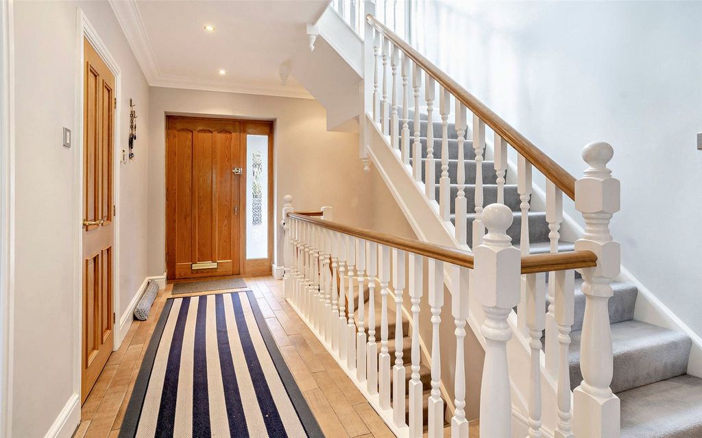 Property photo 3 of 31 Hall