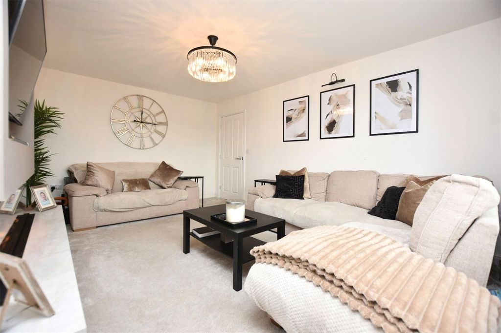 Property photo 3 of 32 Front Lounge