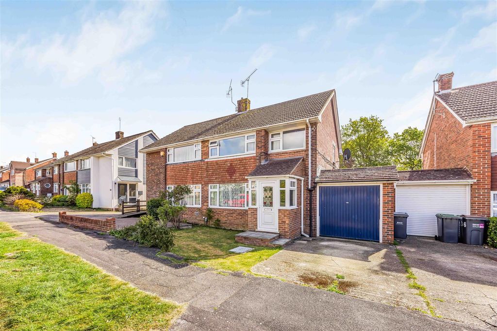 Property photo 1 of 19 138 Greenfield Crescent, Cowplain-Small-Porticomar