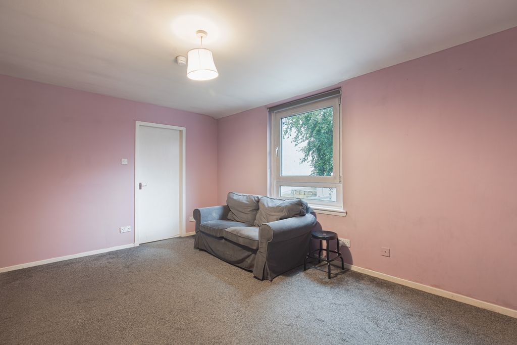Property photo 1 of 11 Living2
