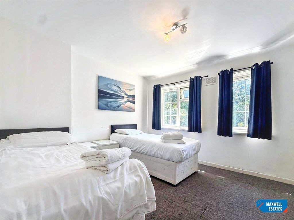 Property photo 1 of 13 Barnfield Rd 12.Jpg