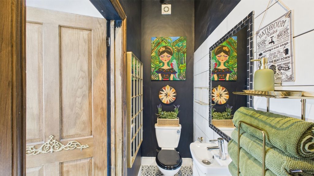 Property photo 3 of 7 Modern Bathroom