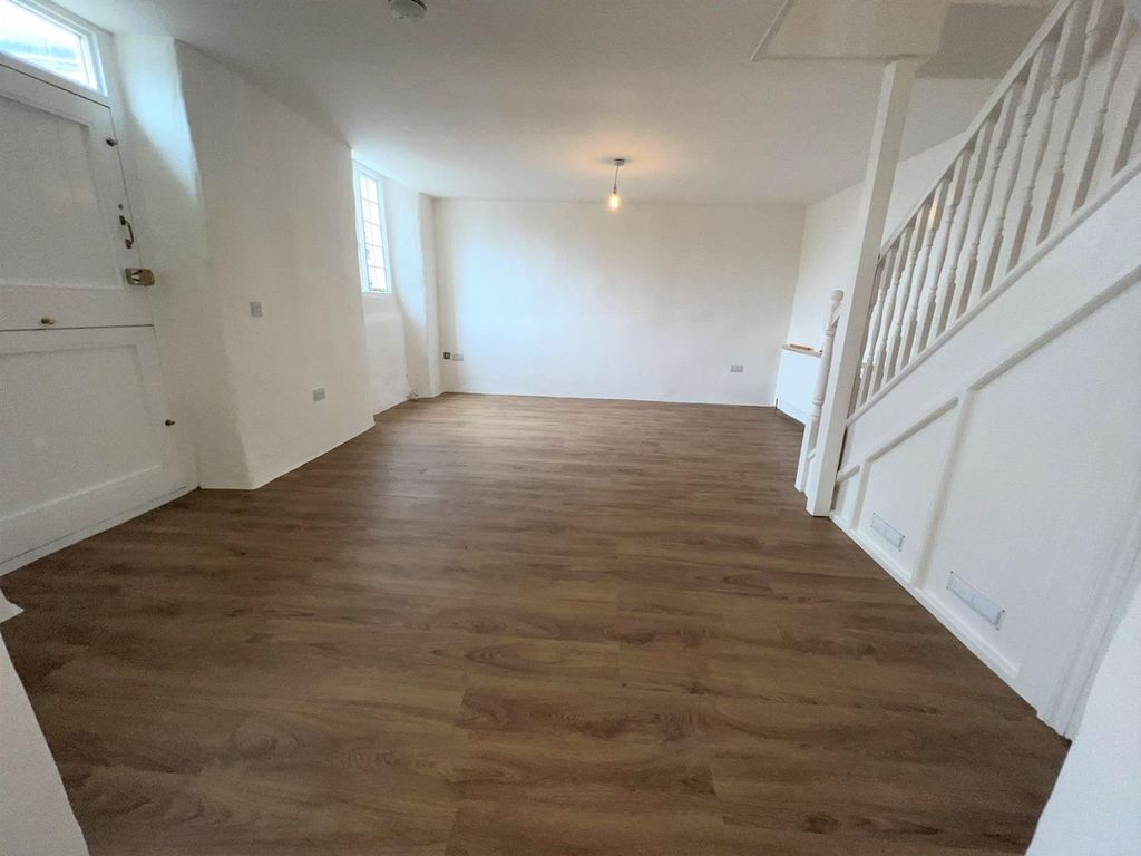 Property photo 3 of 11 Living Room