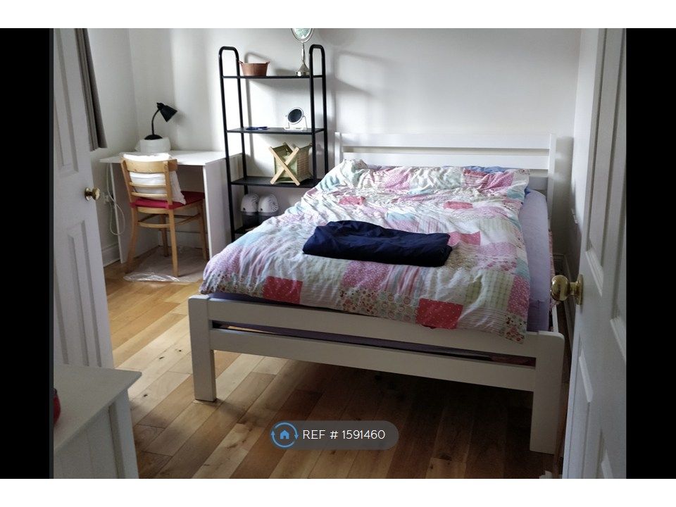 Property photo 1 of 9 Smaller Bedroom