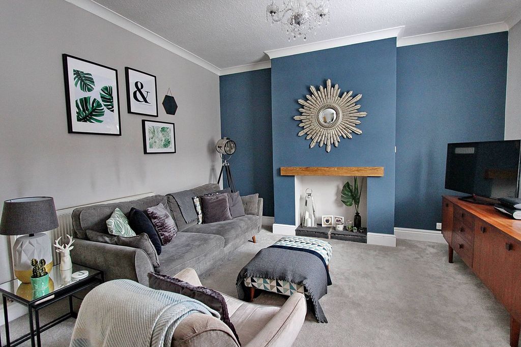 Property photo 3 of 16 Lounge