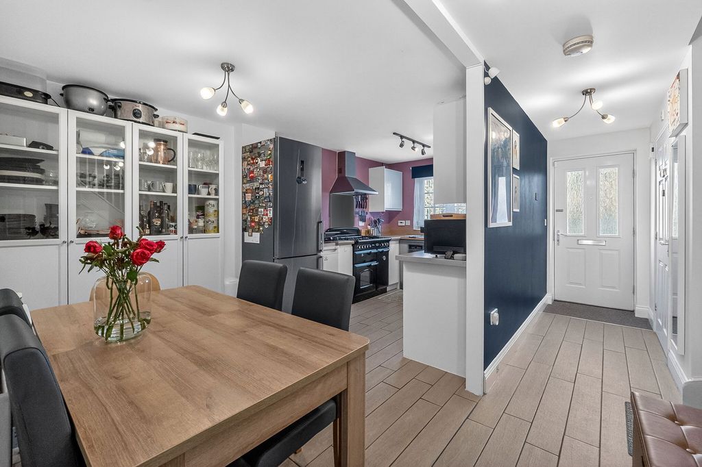 Property photo 2 of 27