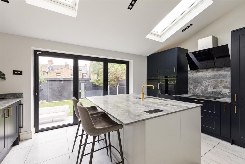 Property photo 3 of 52 Selwyn Avenue, E4