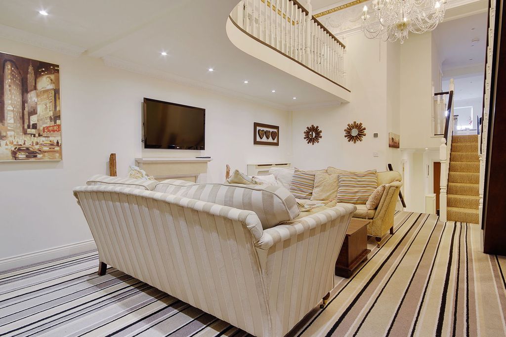 Property photo 2 of 31