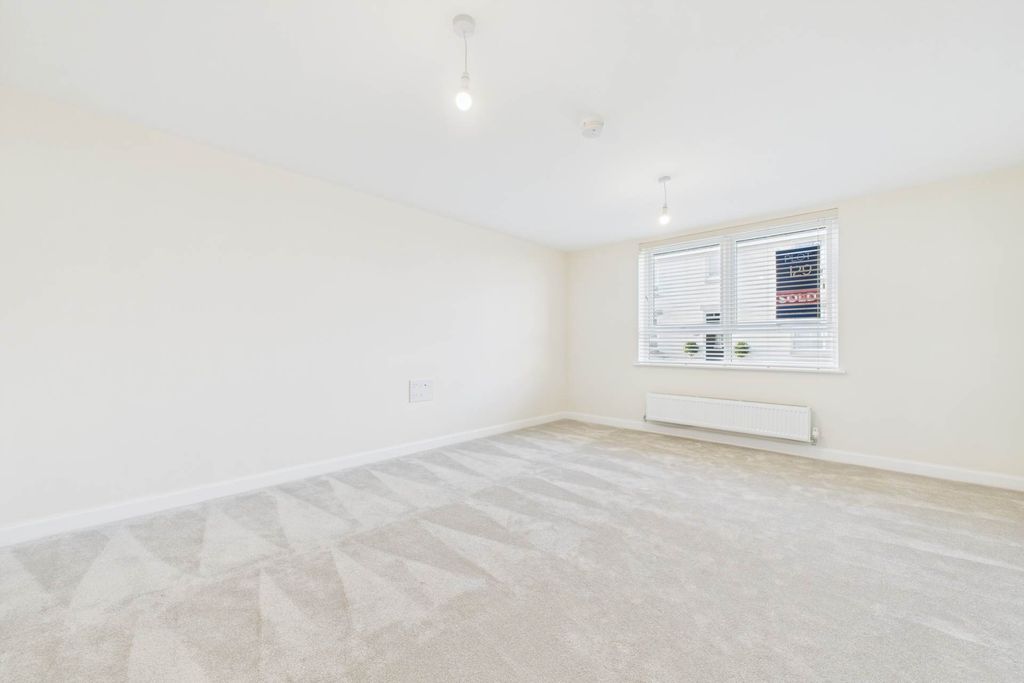 Property photo 3 of 35