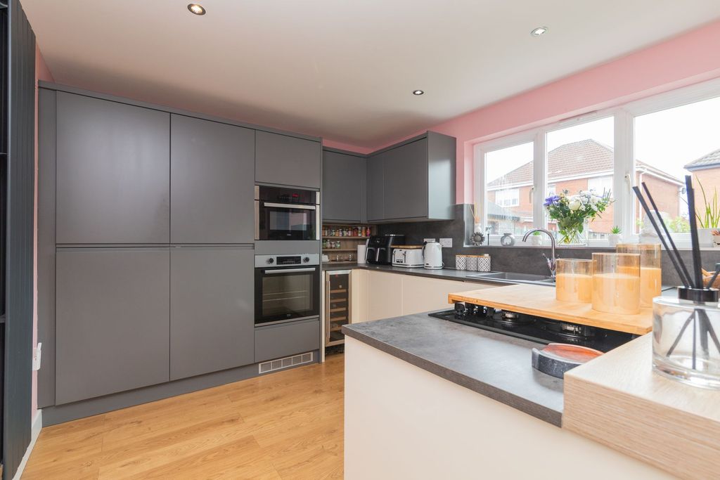 Property photo 2 of 31 Kitchen